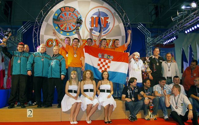 Pikado klub Varazdin proslavlja titulu klupskog prvaka Europe (slijeva): Krcmar, Jezernik, Komes, Kuster, Z. Lesic.