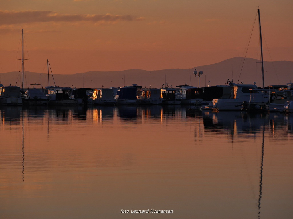 Svitanje i rano jutro u novoj luci Gaženica