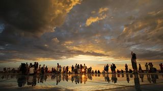 Zadrani i njihovi gosti jučer su mogli svjedociti nevjerojatnom zalasku sunca,
Photo: Filip Brala/PIXSELL Zadrani i njihovi gosti jučer su mogli svjedociti nevjerojatnom zalasku sunca,
Photo: Filip Brala/PIXSELL