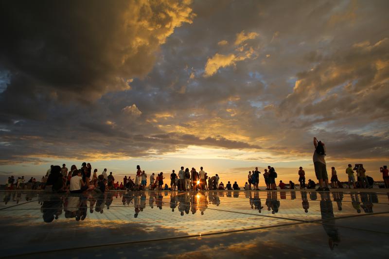 Zadrani i njihovi gosti jučer su mogli svjedociti nevjerojatnom zalasku sunca,
Photo: Filip Brala/PIXSELL Zadrani i njihovi gosti jučer su mogli svjedociti nevjerojatnom zalasku sunca,
Photo: Filip Brala/PIXSELL