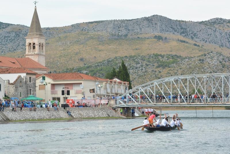 Opuzen: Utrke veslača za startne pozicije za 19. maraton lađa na Neretvi. Photo: Damir Špehar/PIXSELL