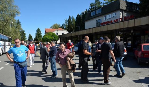 24.09.2014., Sisak – Po povratku s prosvjeda u Zagrebu, 200-tinjak radnika Rafinerije nafte Sisak okupilo se pred Upravnom zgradom, a nakon duljeg cekanja obratio im se i direktor Rafinerije Damir Butkovic. Nikola Cutuk/PIXSELL