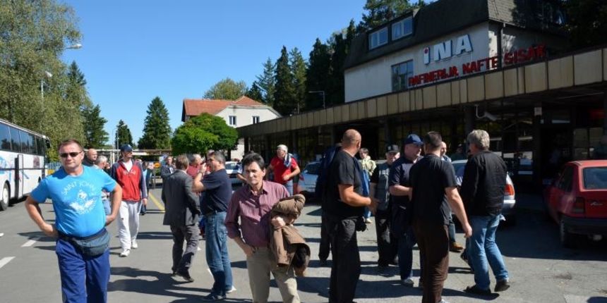 24.09.2014., Sisak – Po povratku s prosvjeda u Zagrebu, 200-tinjak radnika Rafinerije nafte Sisak okupilo se pred Upravnom zgradom, a nakon duljeg cekanja obratio im se i direktor Rafinerije Damir Butkovic. Nikola Cutuk/PIXSELL 24.09.2014., Sisak – Po povratku s prosvjeda u Zagrebu, 200-tinjak radnika Rafinerije nafte Sisak okupilo se pred Upravnom zgradom, a nakon duljeg cekanja obratio im se i direktor Rafinerije Damir Butkovic. Nikola Cutuk/PIXSELL