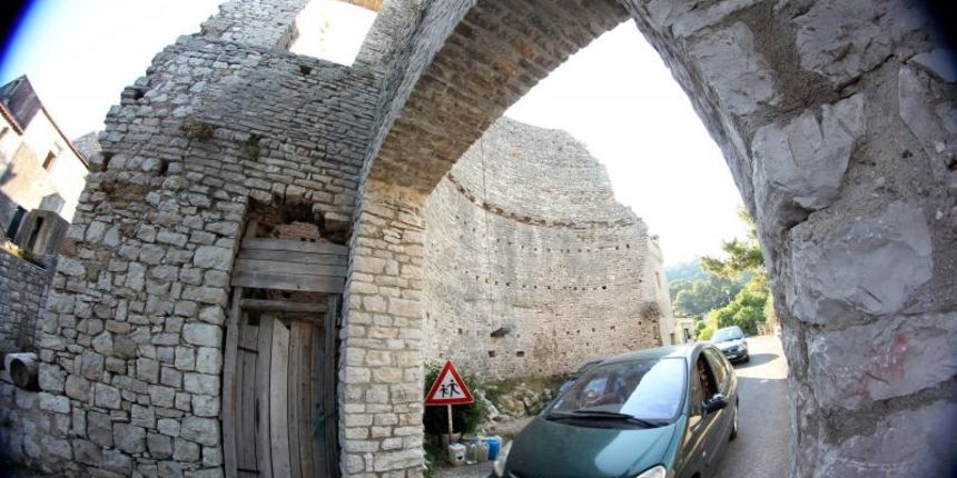 Polace, Rimska palaca kroz koju prolazi cesta.Photo: Boris Scitar/VL/PIXSELL
