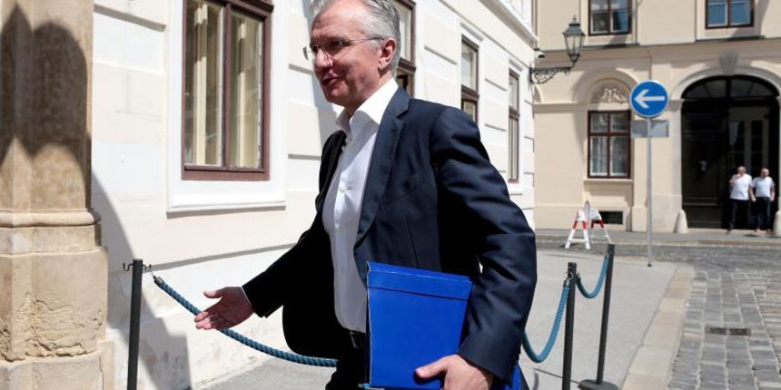 11.06.2014., Zagreb – Ministar zdravlja Rajko Ostojic dolazi u Banske dvore. Photo: Patrik Macek/PIXSELL