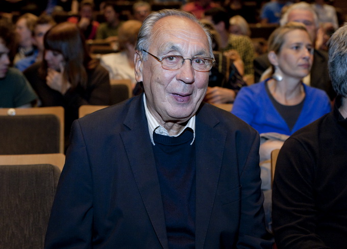 Zagreb, 230912.
Veceras je u KD Vatroslav Lisinski premijerno izvedena predstava Montazstroja 55+ u kojoj volonterski glumi 55 anonimaca starijih od 55 godina.
Na fotografiji: Spiro Guberina.
Foto: Neja Markicevic / CROPIX Zagreb, 230912.
Veceras je u KD Vatroslav Lisinski premijerno izvedena predstava Montazstroja 55+ u kojoj volonterski glumi 55 anonimaca starijih od 55 godina.
Na fotografiji: Spiro Guberina.
Foto: Neja Markicevic / CROPIX