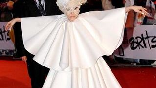 Ludom kreacijom Lady Gaga pomela crveni tepih (Tportal.hr)