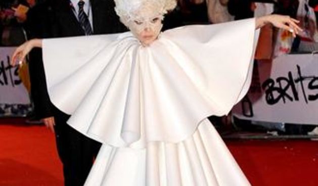 Ludom kreacijom Lady Gaga pomela crveni tepih (Tportal.hr)