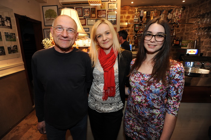 Zadar, 230413
Caffe bar Djina. 
Otvoranje izlozbe Sfinga u Zadru – jucer, danas, sutra, autorice prof. Antonije Mlikote i studenata Odjela za povijest umjetnosti zadarskog sveucilista u sklopu festivala znanosti.
Na fotografiji: vlasnik caffe bara Djina,