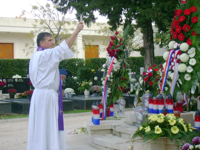 Gradsko groblje: Sudionici 15. SSNIDOR-a polazu vijence