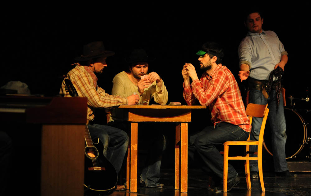 Zadar, 21.01.2013. snimio: Nenad Marčev
TEATAR EXIT, Zagreb
Saša Anočić
KAUBOJI
redatelj: Saša Anočić
igraju: Živko Anočić, Matija Antolić,
Hrvoje Barišić, Krunoslav Klabučar,
Rakan Rushaidat, Radovan Ruždjak i Ivana Rushaidat
izvan pre Zadar, 21.01.2013. snimio: Nenad Marčev
TEATAR EXIT, Zagreb
Saša Anočić
KAUBOJI
redatelj: Saša Anočić
igraju: Živko Anočić, Matija Antolić,
Hrvoje Barišić, Krunoslav Klabučar,
Rakan Rushaidat, Radovan Ruždjak i Ivana Rushaidat
izvan pre