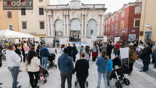 Prosvjedni skup roditelja protiv politike obaveznog cijepljenja Prosvjedni skup roditelja protiv politike obaveznog cijepljenja