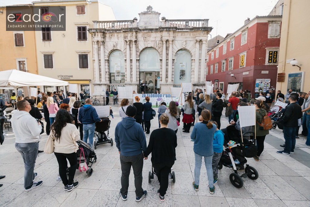 Prosvjedni skup roditelja protiv politike obaveznog cijepljenja Prosvjedni skup roditelja protiv politike obaveznog cijepljenja