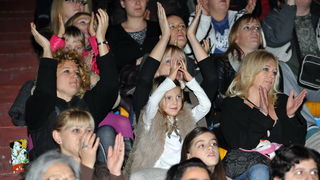 Zadar, 211112
Dvorana Jazine.
Humanitarni koncert za obitelj Vukic iz zadarskih arbanasa koja ce, ukoliko se ne skupe potrebna sredstva, uskoro biti delozirana iz svog doma.
Na fotografiji: detalj sa koncerta.
Foto: Luka Gerlanc / CROPIX Zadar, 211112
Dvorana Jazine.
Humanitarni koncert za obitelj Vukic iz zadarskih arbanasa koja ce, ukoliko se ne skupe potrebna sredstva, uskoro biti delozirana iz svog doma.
Na fotografiji: detalj sa koncerta.
Foto: Luka Gerlanc / CROPIX