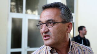 Zadar, 250512.
Radnici tvrtke Gortan odrzavaju prosvjedni skup pod nazivom Pet do 12 zbog neisplacenih placa, nezakonitog smanjenja placa i otpustanja dijela radnika. Prosvjed se odrzao pred tvrtkom Gortan na Vostarnici. 
Na slici Ivan Anic clan uprave Go