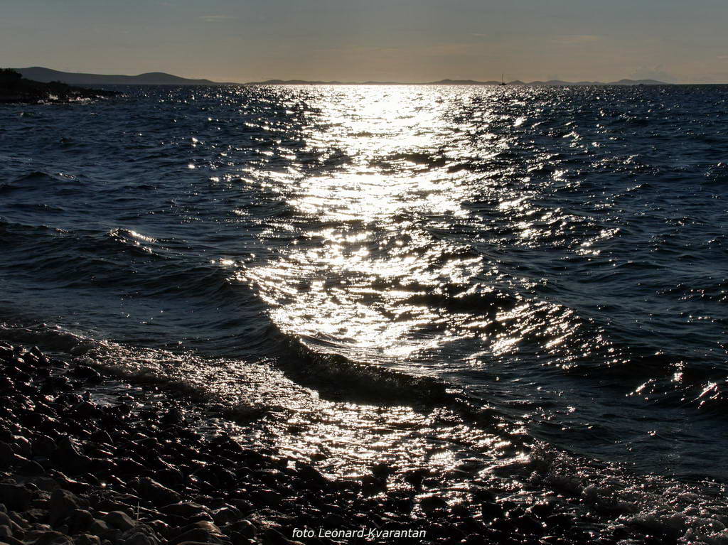 Punta Skala: Sunce tone u beskraj valova