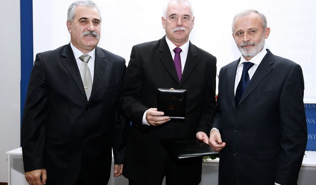 Zagreb, 241110. Ministarstvo znanosti, obrazovanja i sporta, Svetice. Ministarstvo znanosti, obrazovanja i sporta organiziralo je svecanu dodjelu Drzavne nagrade za sport “FRANJO BUCAR”. Na slici: dobitnik nagrade Mateo Beusan (sredina). Foto: Sandra Simu