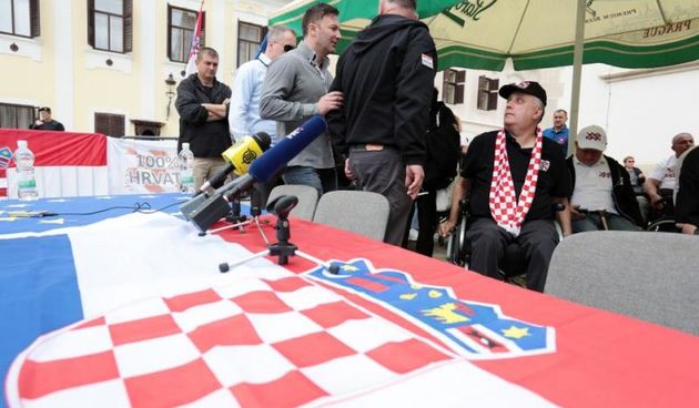 Konferencija za novinare veterana ujedinjenih pod nazivom Sto posto za Hrvatsku. 100 %-tni hrvatski ratni vojni invalidi, predvodjeni Djurom Glogoskim i Josipom Klemmom, na Trgu sv. Marka podrzali su radnike Imunoloskog zavoda koji se protive bilo kakvoj