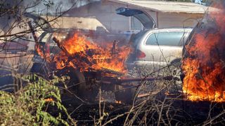 Veliki požar kod Smokovića zahvatio i parkirane automobile