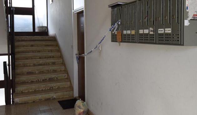 Nocas oko 3 sata, u stanu, na Putu Petrica u Zadru, pod za sad neutvrdjenim okolnostima, ostrim predmetom u predjelu prsa, tesko je ozlijedjen 53-godisnjak. S teskim i po zivot opasnim ozljedama prevezen u zadarsku bolnicu, a u stanu je u tijeku ocevid. P