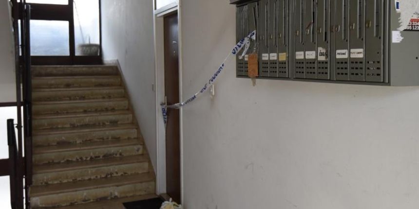 Nocas oko 3 sata, u stanu, na Putu Petrica u Zadru, pod za sad neutvrdjenim okolnostima, ostrim predmetom u predjelu prsa, tesko je ozlijedjen 53-godisnjak. S teskim i po zivot opasnim ozljedama prevezen u zadarsku bolnicu, a u stanu je u tijeku ocevid. P Nocas oko 3 sata, u stanu, na Putu Petrica u Zadru, pod za sad neutvrdjenim okolnostima, ostrim predmetom u predjelu prsa, tesko je ozlijedjen 53-godisnjak. S teskim i po zivot opasnim ozljedama prevezen u zadarsku bolnicu, a u stanu je u tijeku ocevid. P