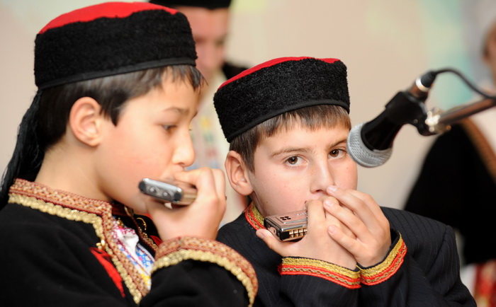 Zadar, 080111.
U Nadinu, selu pokraj Benkovca odrzana je danas
4. Cvitarijada pod nazivom Najbolji cvitarasi od Nina do Knina. Rijec je o natjecanju u kojem je sudjelovalo oko
30-ak samoukih sviraca etno skladbi na usnoj harmonici.
Na slici: natjecate Zadar, 080111.
U Nadinu, selu pokraj Benkovca odrzana je danas
4. Cvitarijada pod nazivom Najbolji cvitarasi od Nina do Knina. Rijec je o natjecanju u kojem je sudjelovalo oko
30-ak samoukih sviraca etno skladbi na usnoj harmonici.
Na slici: natjecate