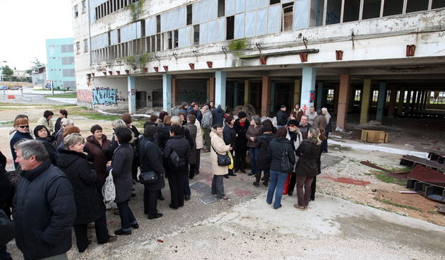 Zadar, 070213. 
Branimirova obala. Prosvjedni skup bivsih zaposlenika Tekstilne industrije Zadar ispred nekadasnjeg TIZ-a pogona Krep Koncaona na Branimirovoj obali. Na prosvjedu se okupilo 50-tak ljudi te je u njihovo ime govorio Vedran Uranija, glavni s