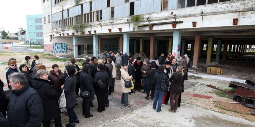 Zadar, 070213.
Branimirova obala. Prosvjedni skup bivsih zaposlenika Tekstilne industrije Zadar ispred nekadasnjeg TIZ-a pogona Krep Koncaona na Branimirovoj obali. Na prosvjedu se okupilo 50-tak ljudi te je u njihovo ime govorio Vedran Uranija, glavni s Zadar, 070213.
Branimirova obala. Prosvjedni skup bivsih zaposlenika Tekstilne industrije Zadar ispred nekadasnjeg TIZ-a pogona Krep Koncaona na Branimirovoj obali. Na prosvjedu se okupilo 50-tak ljudi te je u njihovo ime govorio Vedran Uranija, glavni s