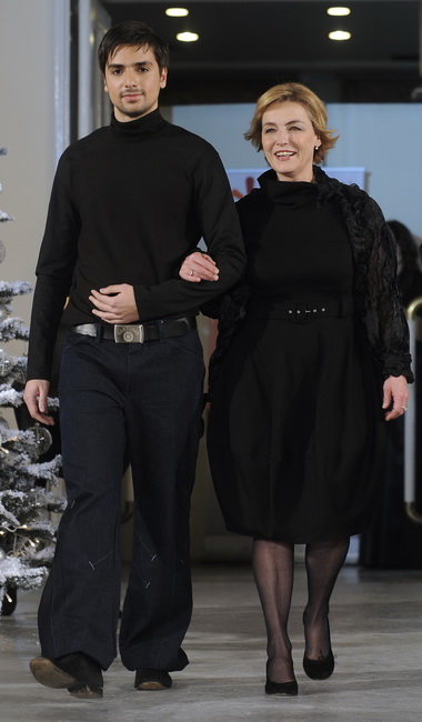 Zagreb, 031209.
Muzej Mimara, Rooseveltov trg.
Humanitarna modna revija hrvatskih modnih dizajnera ‘Zajedno protiv raka’. Uz profesionalne manekenke reviju su nosili Andrija Hebrang, Vesna Pusic, Vesna Skare Ozbolt, Ivo Josipovic i Nadan Vidosevic.
Na fot Zagreb, 031209.
Muzej Mimara, Rooseveltov trg.
Humanitarna modna revija hrvatskih modnih dizajnera ‘Zajedno protiv raka’. Uz profesionalne manekenke reviju su nosili Andrija Hebrang, Vesna Pusic, Vesna Skare Ozbolt, Ivo Josipovic i Nadan Vidosevic.
Na fot