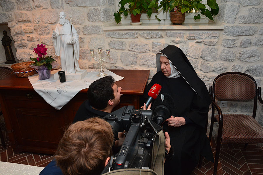 Gradonačelnik Kalmeta posjetio benediktinke; foto Iva Perinčić Gradonačelnik Kalmeta posjetio benediktinke; foto Iva Perinčić