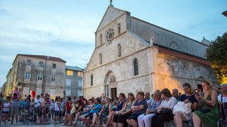 8. Međunarodni festival čipke u Pagu obilježila je modna revija i nastup klape Sol