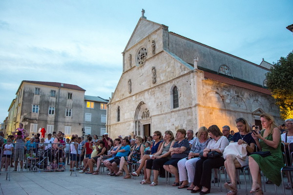 8. Međunarodni festival čipke u Pagu obilježila je modna revija i nastup klape Sol