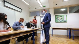 Kandidat za gradonačelnika Marko Vučetić i kandidat za župana Božidar Longin izašli na birališta Kandidat za gradonačelnika Marko Vučetić i kandidat za župana Božidar Longin izašli na birališta