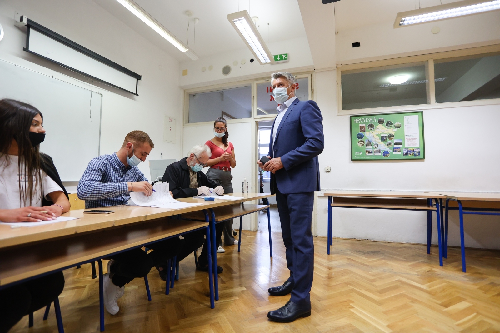 Kandidat za gradonačelnika Marko Vučetić i kandidat za župana Božidar Longin izašli na birališta Kandidat za gradonačelnika Marko Vučetić i kandidat za župana Božidar Longin izašli na birališta