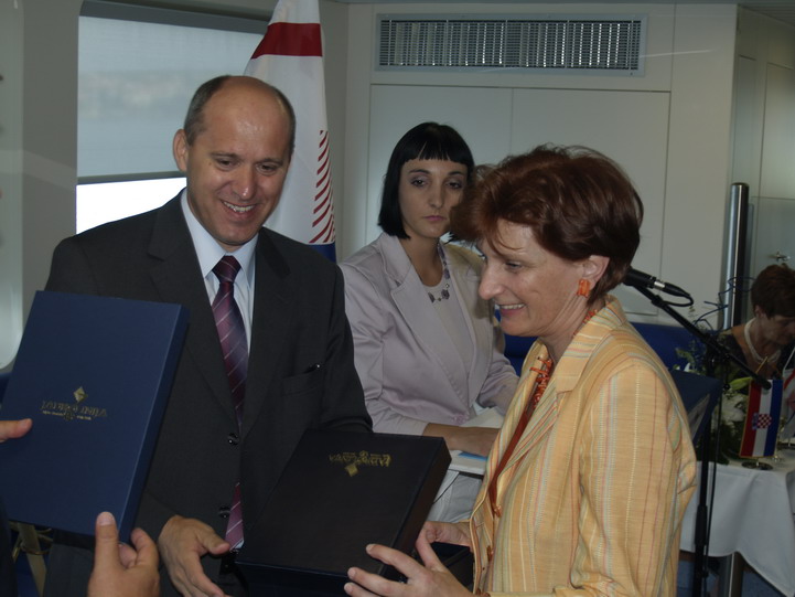 OLYMPUS DIGITAL CAMERA OLYMPUS DIGITAL CAMERA