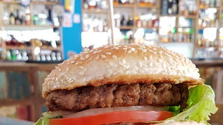 Vrhunska ponuda pizza i hamburgera u Famous Beach Bar & Grillu. Predstavljamo pizze Bianca i Rukola & Mozarella te Famous i Western hamburgeri