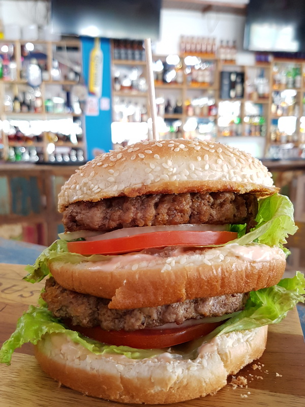 Vrhunska ponuda pizza i hamburgera u Famous Beach Bar & Grillu. Predstavljamo pizze Bianca i Rukola & Mozarella te Famous i Western hamburgeri