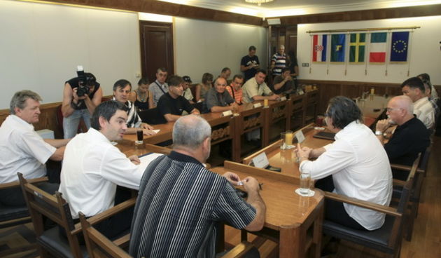 Pula, 290709.
Prijemom kod pulskoga gradonacelnika Borisa Miletica obiljezena je godisnjica smrti Mate Parlova.
Gradonacelnik je primio boksace i boksacke radnike koji su dosli odati pocast Mati Parlovu.
Foto: Goran Sebelic / CROPIX