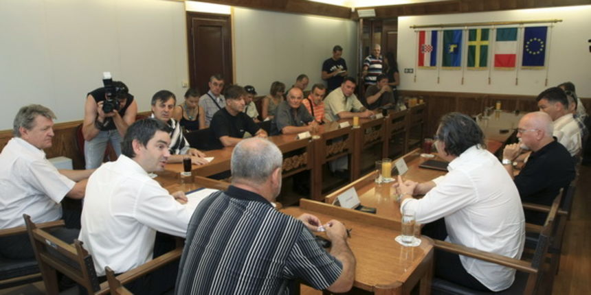 Pula, 290709.
Prijemom kod pulskoga gradonacelnika Borisa Miletica obiljezena je godisnjica smrti Mate Parlova.
Gradonacelnik je primio boksace i boksacke radnike koji su dosli odati pocast Mati Parlovu.
Foto: Goran Sebelic / CROPIX Pula, 290709.
Prijemom kod pulskoga gradonacelnika Borisa Miletica obiljezena je godisnjica smrti Mate Parlova.
Gradonacelnik je primio boksace i boksacke radnike koji su dosli odati pocast Mati Parlovu.
Foto: Goran Sebelic / CROPIX