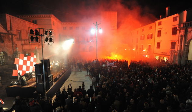 Zadar, 161112.
Kako je i najavljeno, na Narodnom trgu je oko 18h zapocelo organizirano slavlje povodom oslobodjenja generala Gotovine i Markaca. Do dugo u noc na pozornici ce se izmjenjivati brojni zadarski bendovi, klape i pjevaci poput Mladena Grdovica