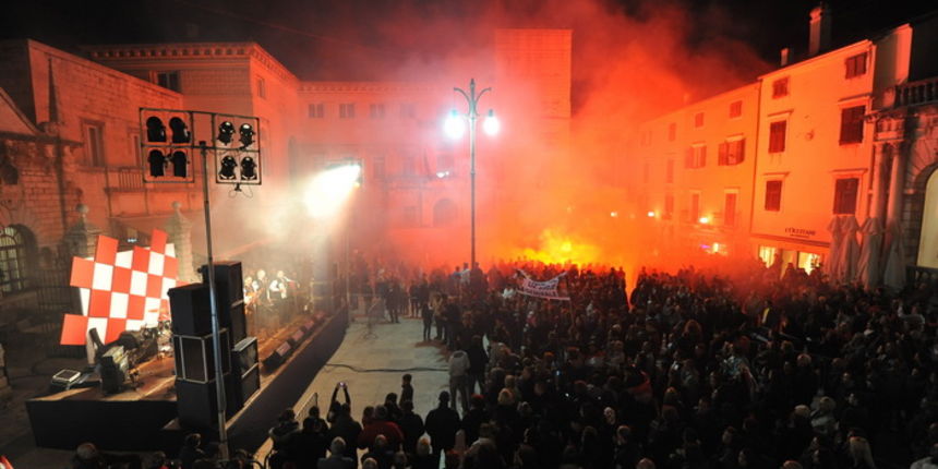 Zadar, 161112.
Kako je i najavljeno, na Narodnom trgu je oko 18h zapocelo organizirano slavlje povodom oslobodjenja generala Gotovine i Markaca. Do dugo u noc na pozornici ce se izmjenjivati brojni zadarski bendovi, klape i pjevaci poput Mladena Grdovica Zadar, 161112.
Kako je i najavljeno, na Narodnom trgu je oko 18h zapocelo organizirano slavlje povodom oslobodjenja generala Gotovine i Markaca. Do dugo u noc na pozornici ce se izmjenjivati brojni zadarski bendovi, klape i pjevaci poput Mladena Grdovica