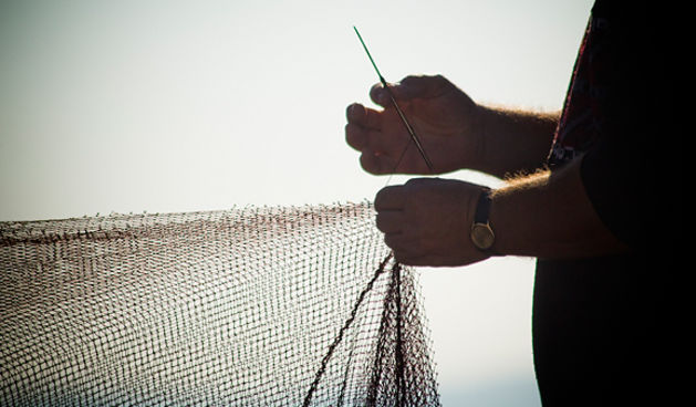 Ribar krpa mrižu svoju (foto:Saša Čuka)