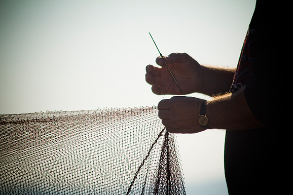 Ribar krpa mrižu svoju (foto:Saša Čuka) Ribar krpa mrižu svoju (foto:Saša Čuka)