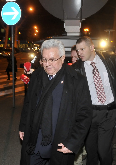 Zagreb, 040110.
Sjediste HDZ-a.
Zbog jucerasnjeg istupanja u javnosti iza ledja premijerki i predsjednici HDZ-a Jadranki Kosor, Ivo Sanader izbacen je iz HDZ-a. 
Na slici: prije nego sto je Jadranka Kosor objavila da dr Ivo Sanader nije vise clan HDZ-a, L