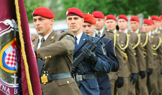 Zagreb – Povodom dana OS RH i HKoV pripadnici vojske prezentirali su gradjanima prebacivanje pusaka. Photo: Tomislav Miletic/PIXSELL