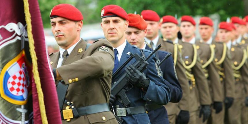 Zagreb – Povodom dana OS RH i HKoV pripadnici vojske prezentirali su gradjanima prebacivanje pusaka. Photo: Tomislav Miletic/PIXSELL Zagreb – Povodom dana OS RH i HKoV pripadnici vojske prezentirali su gradjanima prebacivanje pusaka. Photo: Tomislav Miletic/PIXSELL