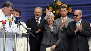 Knin, 250911.
Postavljanje kamena temeljca za gradnju Pastoralnog centra Gospe velikog Hrvatskog krsnog zavjeta na prostoru bivse vojarne Senjak u Kninu
Na slici: premijerka Jadranka Kosor
Foto: Niksa Stipanicev / CROPIX Knin, 250911.
Postavljanje kamena temeljca za gradnju Pastoralnog centra Gospe velikog Hrvatskog krsnog zavjeta na prostoru bivse vojarne Senjak u Kninu
Na slici: premijerka Jadranka Kosor
Foto: Niksa Stipanicev / CROPIX
