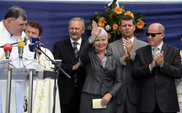Knin, 250911.
Postavljanje kamena temeljca za gradnju Pastoralnog centra Gospe velikog Hrvatskog krsnog zavjeta na prostoru bivse vojarne Senjak u Kninu
Na slici: premijerka Jadranka Kosor
Foto: Niksa Stipanicev / CROPIX Knin, 250911.
Postavljanje kamena temeljca za gradnju Pastoralnog centra Gospe velikog Hrvatskog krsnog zavjeta na prostoru bivse vojarne Senjak u Kninu
Na slici: premijerka Jadranka Kosor
Foto: Niksa Stipanicev / CROPIX