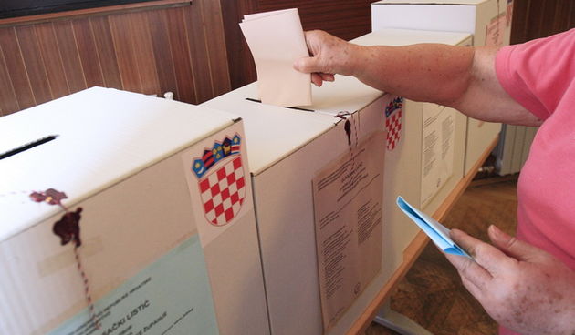 Rijeka, 190513Lokalni izbori 2013.Otprilike 3,7 milijuna biraca danas bira opcinske nacelnike, gradonacelnike i zupane, te lokalna i regionalna predstavnicka tijela za iduce cetiri godine. Na fotografiji: gradjani glasuju.?Foto: Davor Zunic / CROPIX