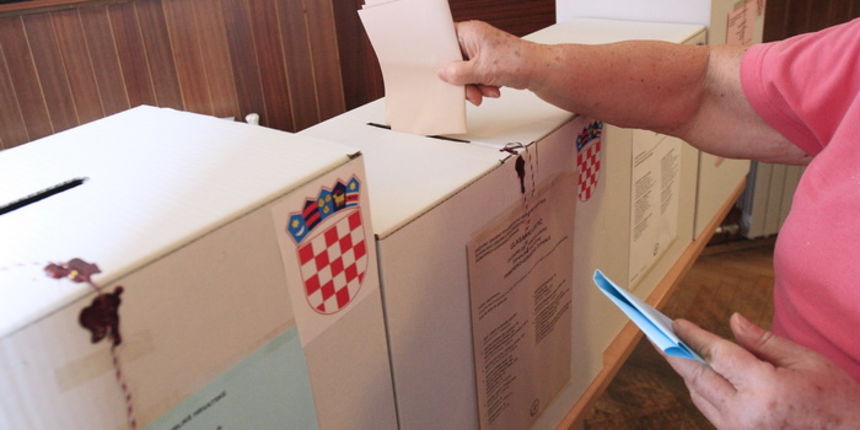 Rijeka, 190513Lokalni izbori 2013.Otprilike 3,7 milijuna biraca danas bira opcinske nacelnike, gradonacelnike i zupane, te lokalna i regionalna predstavnicka tijela za iduce cetiri godine. Na fotografiji: gradjani glasuju.?Foto: Davor Zunic / CROPIX